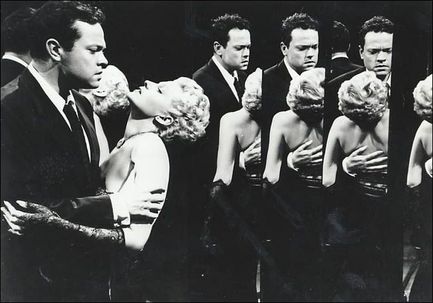 Rita Hayworth et Welles se reflétant dans des miroirs