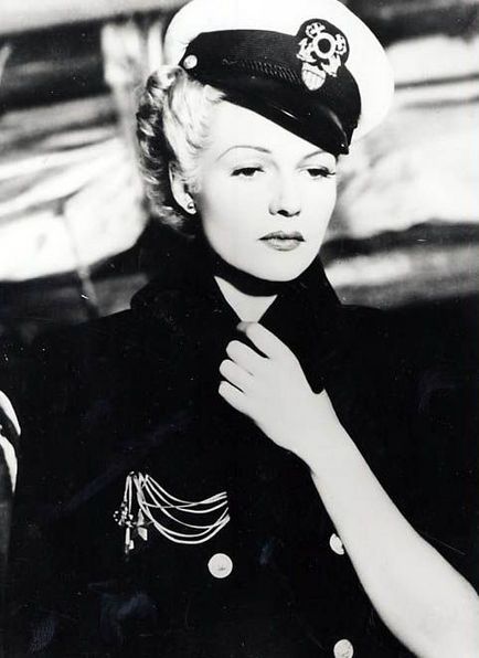 Rita Hayworth sublime portant casquette de marin